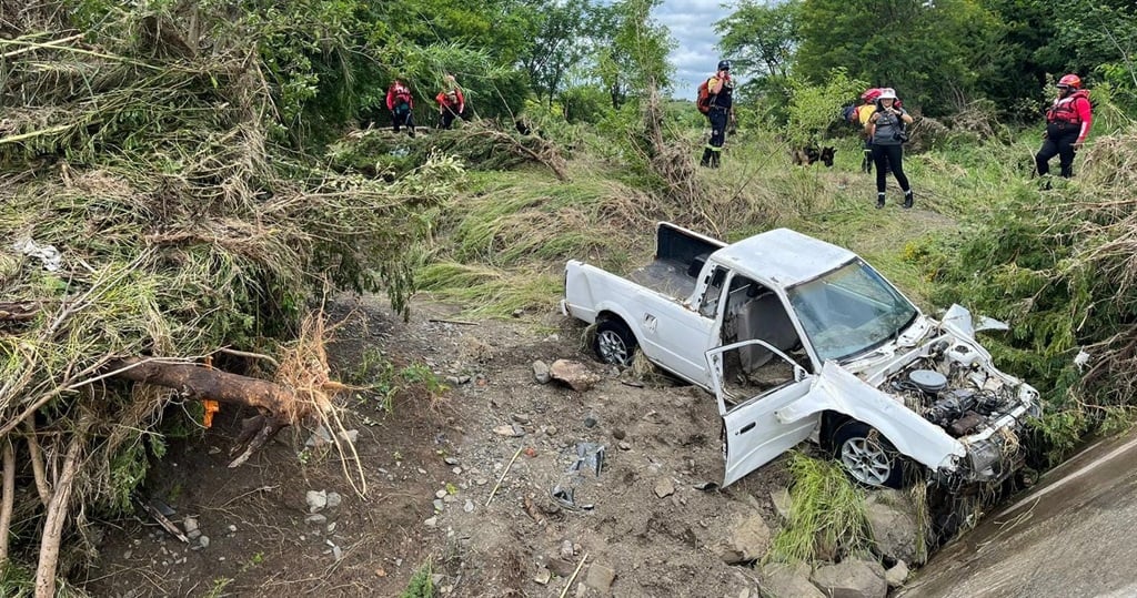 Police Search and Rescue officials on the ground at the Ladysmith floods.