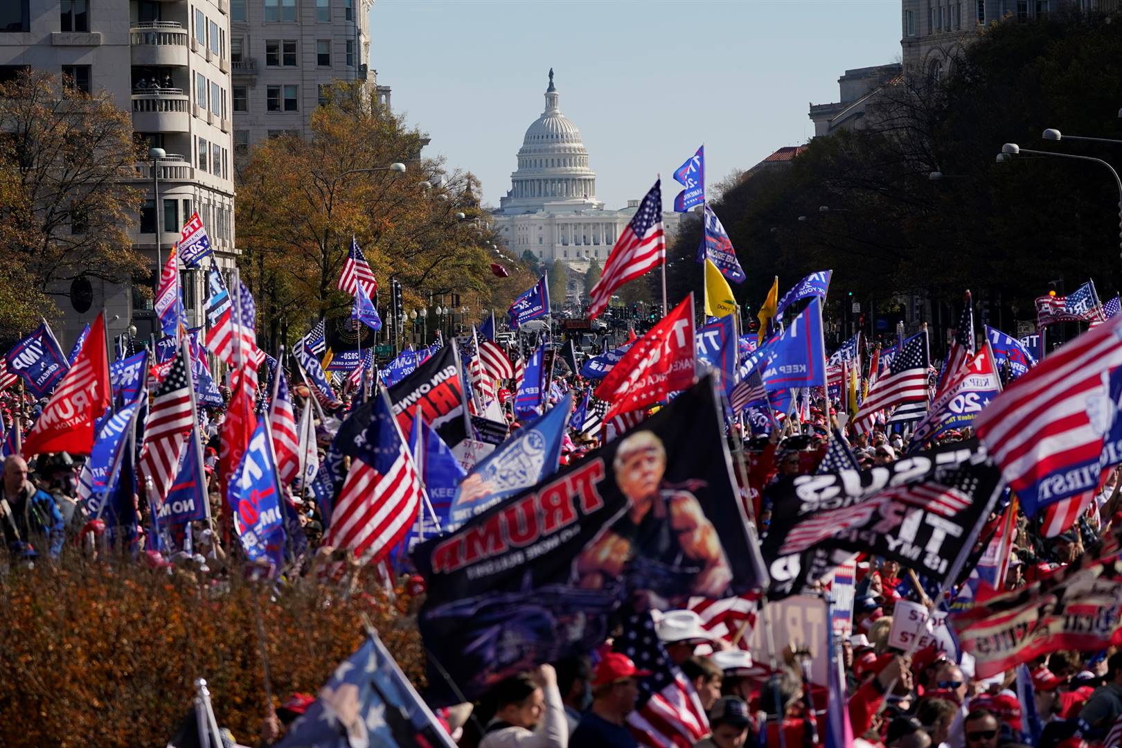 Ondersteuners van pres. Donald Trump in November 2020 met die Kongresgebou in Washington in die agtergrond.  Foto: AP
