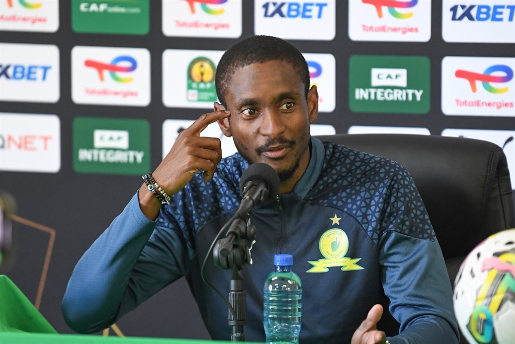 MIDRAND, SOUTH AFRICA - DECEMBER 08:  Rulani Mokwena during the Mamelodi Sundowns training and press conference at Chloorkop on December 08, 2023 in Midrand, South Africa. (Photo by Lefty Shivambu/Gallo Images)