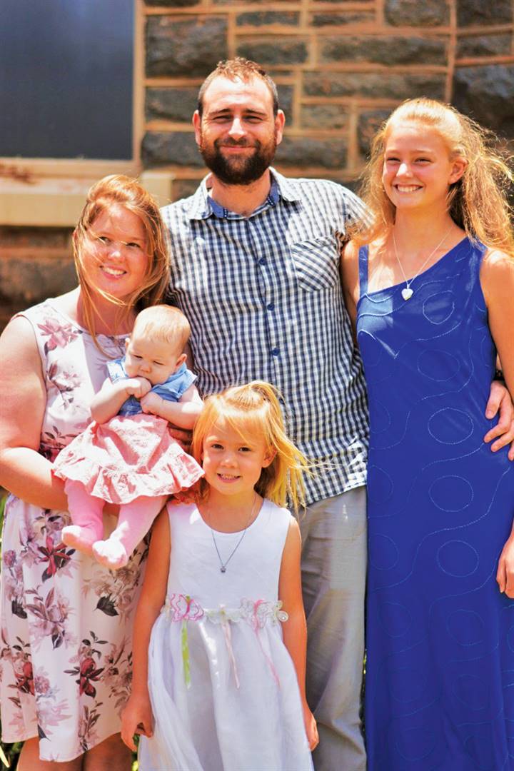 Die Pretorius-gesin van Mbombela. Links is ma, Jorina (28), met die vier maande oue Lienta, Juané (6) is voor en pa, Carl (32), en Rojandi (12) staan agter. 