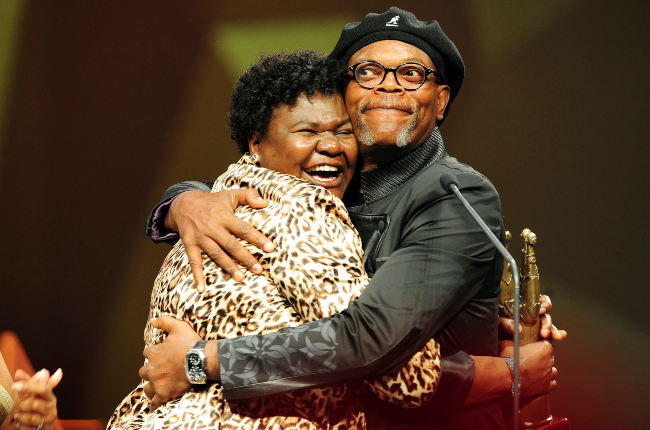 Lindiwe Ndlovu accepts an award presented by actor Samuel L. Jackson at the The South African Film and Television Awards in 2013.