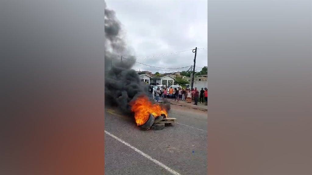 News24 | WATCH | KZN water woes: Frustrated residents burn tyres, vow more protest action