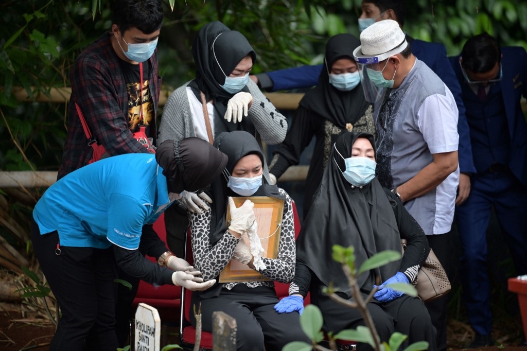 sobbing-relatives-bury-indonesian-plane-crash-victim-news24