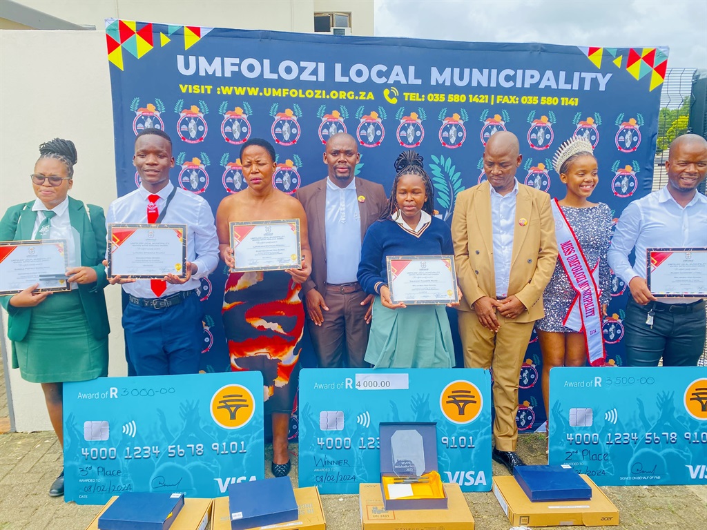 Umfolozi Municipality Mayor, Xolani Bhengu and KZN IFP youth leader, Mncedisi Maphisa, with some of the pupils who are top achievers in the district. Photo by Xolile Nkosi