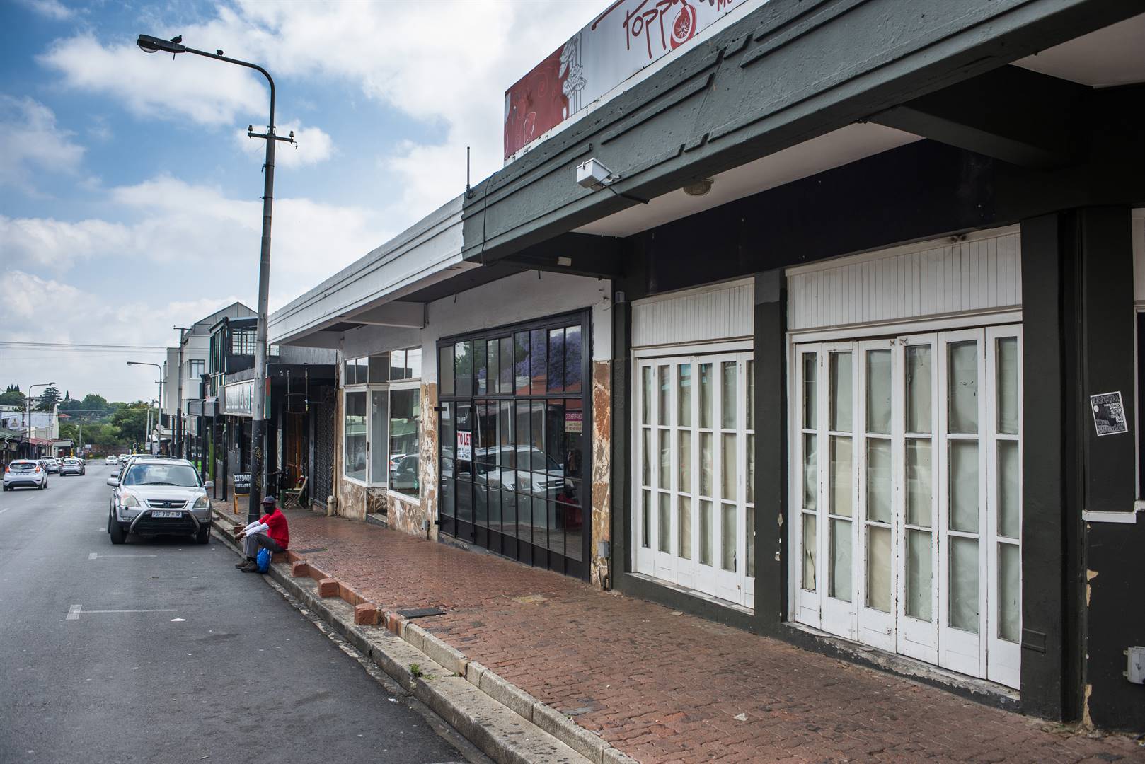 Verskeie ondernemings in 7de Straat in Melville, Johannesburg, is weens die staat van inperking gesluit. Foto: Getty Images