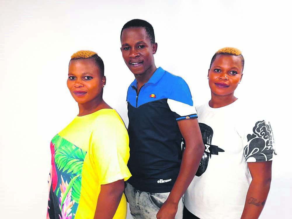 Twins Amanda and Andiswa Dlamini with Scelo ‘Inkosi Yabefundisi Ngcobo. 