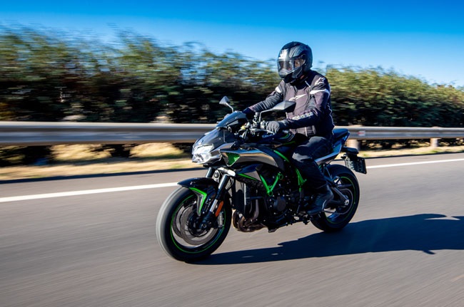 【Hazzi】 REVIEW | The Kawasaki Z H2's magic lies in how sensibly all its
