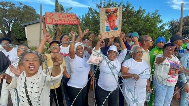 <p>Saldanha
residents are gathering outside the court in protest over the disappearance of little
Joshlin Smith. </p><p><em>(Photo Chelsea Ogilvie/News24)

&nbsp;</em></p>