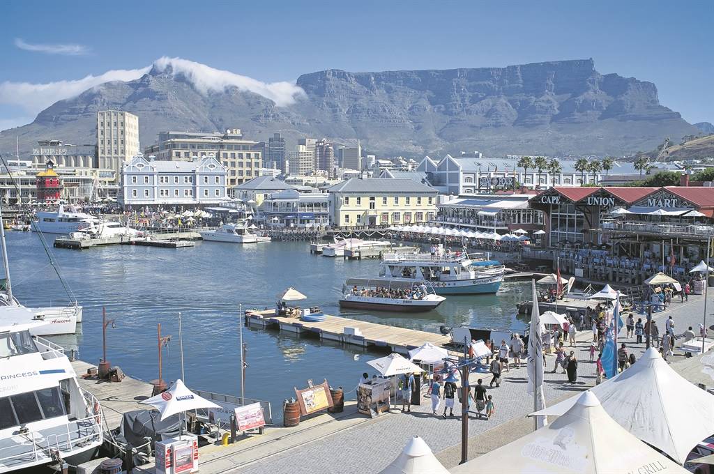 Die V&A Waterfront in Kaapstad met Tafelberg op die agtergrond.  Foto: Getty Images