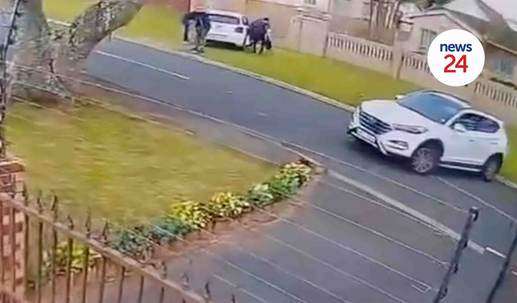 News24 | WATCH | KZN woman traumatised after gunmen hijack her Golf GTI from her driveway 