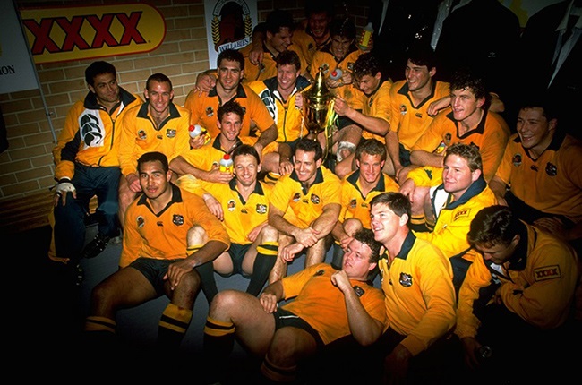 The 1991 Wallabies squad celebrate a win over England in Sydney. (Getty Images)