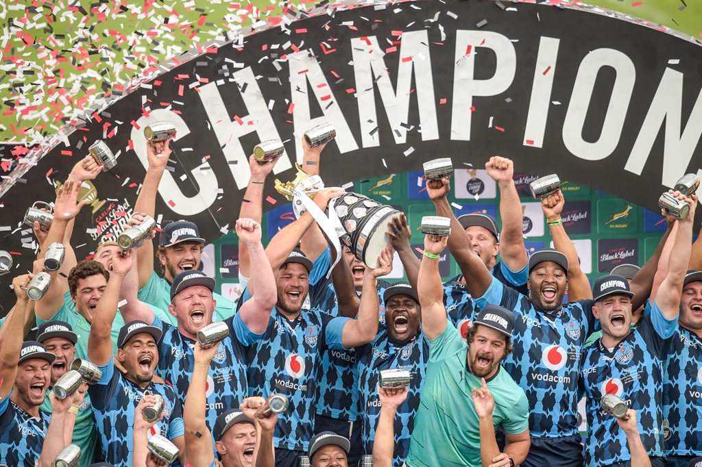 PRETORIA, SOUTH AFRICA - JANUARY 30:  Duane Vermeulen (C) of the Vodacom Bulls and his team mates lifting the Currie Cup after winning the match during the Carling Currie Cup final match between Vodacom Bulls and Cell C Sharks at Loftus Versfeld Stadium on January 30, 2021 in Pretoria, South Africa. (Photo by Christiaan Kotze/Gallo Images)