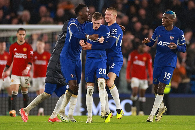 Cole Palmer celebrates with his Chelsea team-mates during the Premier Legue match against Manchester United at Stamford Bridge on 4 April 2024. (Marc Atkins/Getty Images)