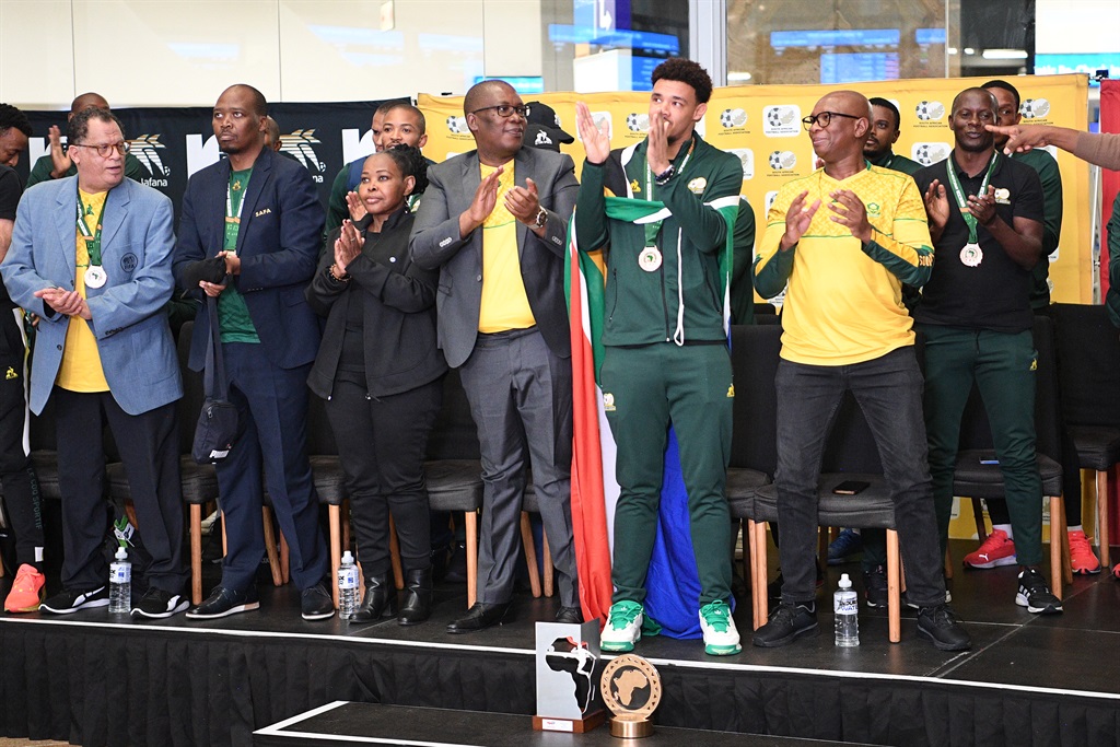 JOHANNESBURG, SOUTH AFRICA - FEBRUARY 14: Danny Jordaan, Panyaza Lesufi, Ronwen Williams and Zizi Kodwa during the South African national football team arrival at OR Tambo Airport on February 14, 2024 in Johannesburg, South Africa. (Photo by Lefty Shivambu/Gallo Images),Í³ëÕ6	=c