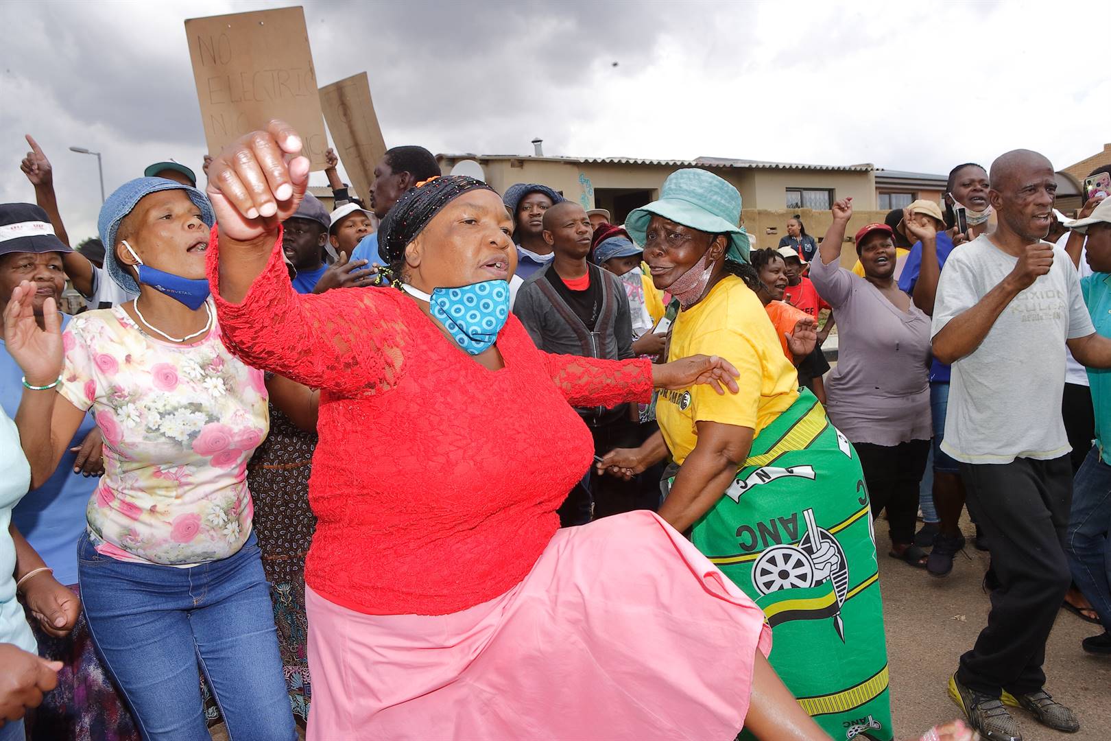 Inwoners van Naledi betoog oor dienslewering voor vanjaar se munisipale tussenverkiesings. Foto: Gallo Images