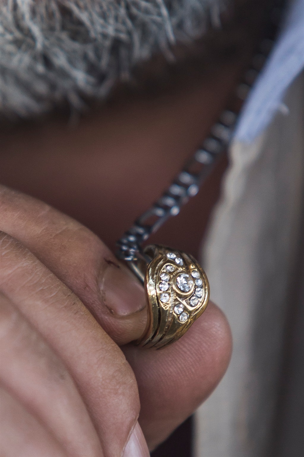 Louis Hough wys die ring om sy nek, wat hy vir sy vermoorde broerskind, Sharnelle, voor haar dood gekoop het. Foto: Martin de Kock/Huisgenoot