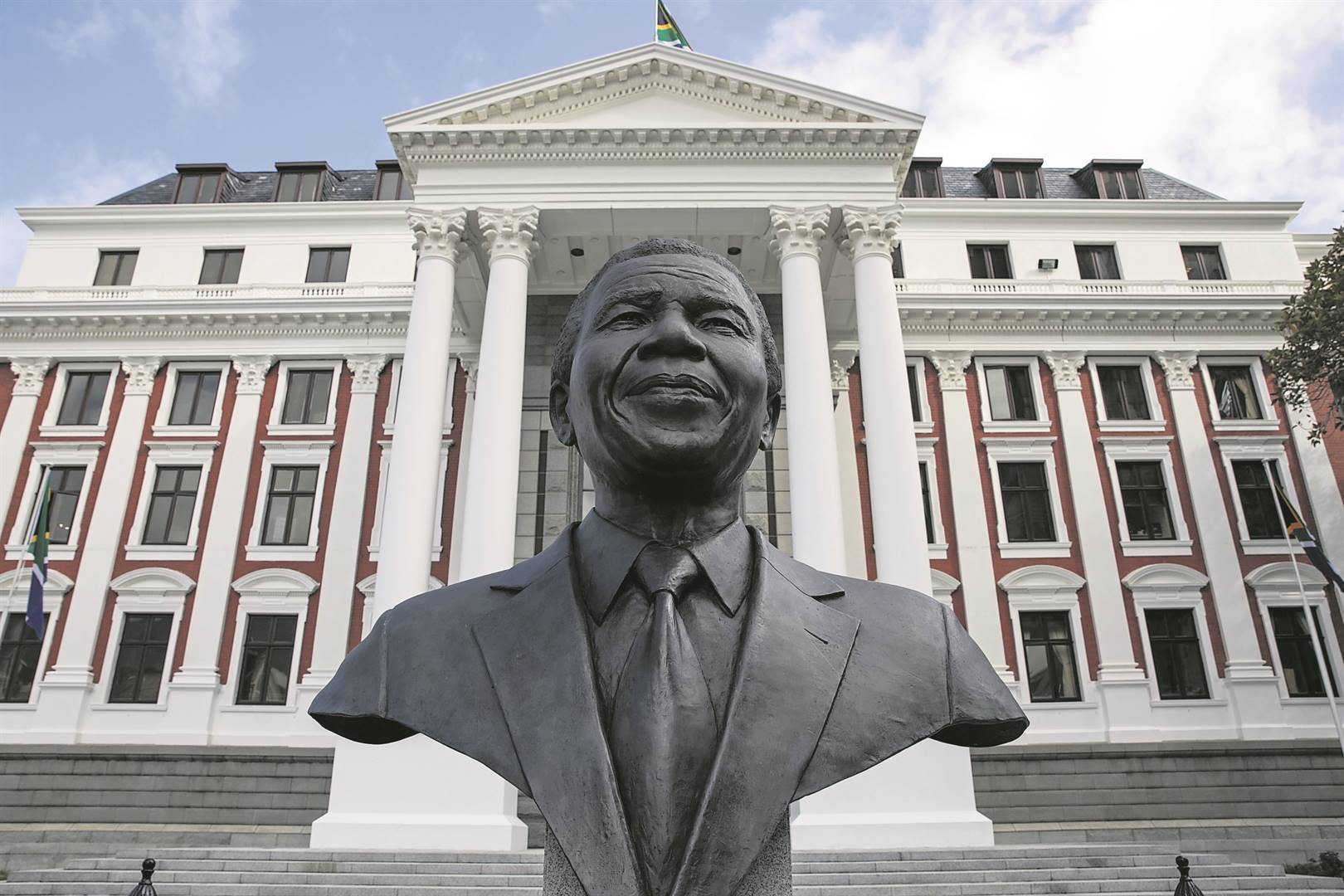 Die parlement in Kaapstad, met ’n standbeeld van oudpres. Nelson Mandela in die voorgrond. Foto: Getty Images