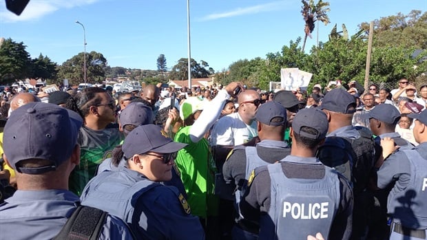 <p>Police
appeared to have trouble controlling an angry crowd as four people stand
accused in the disappearance of Joshlin Smith.

&nbsp;
</p><p><em>(Photo
by Jenni Evans/News24)</em></p>