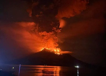 Honderde na veiligheid gebring toe vulkaan in Indonesië uitbars