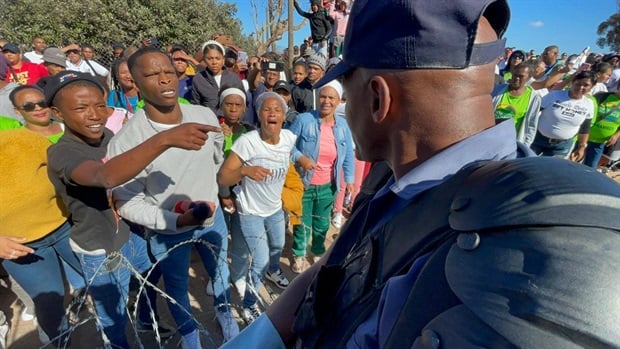 <p>Residents
wanted access to the court but were barred from entering the building. </p><p><em>(Photo
Chelsea Ogilvie/News24)&nbsp;</em></p>