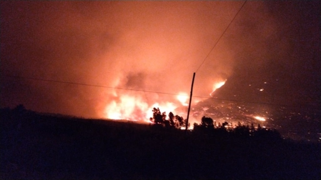 Cape Winelands firefighters are still working to bring down fires raging in the Breed Valley and Witzenberg as strong winds fanned the flames.