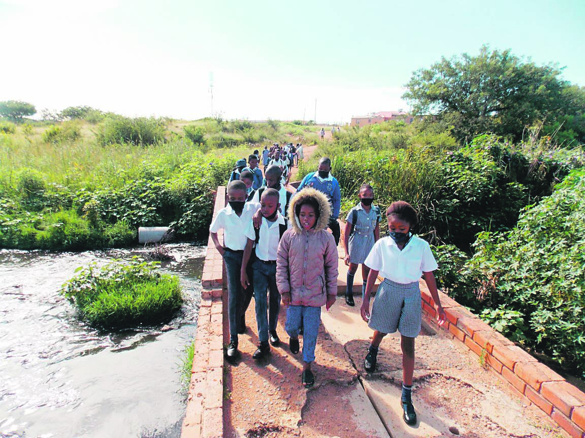 Parents and pupils at Reatlegile Primary School in Mabopane were disappointed when the bus didn’t fetch the children on Monday.                    Photo by Raymond Morare