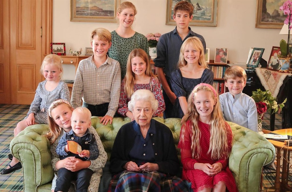 A 2022 family portrait showing Queen Elizabeth sitting with her grandchildren and great grandchildren. (@princeandprincessofwales/Instagram)