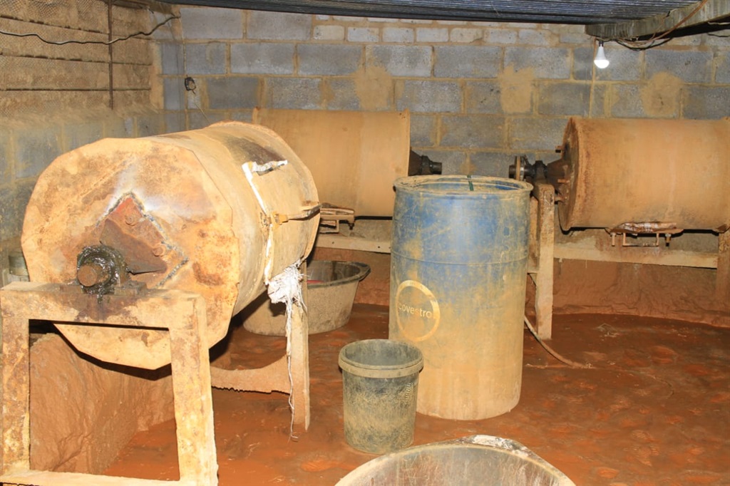Police seized illigal gold mining equipment and ba