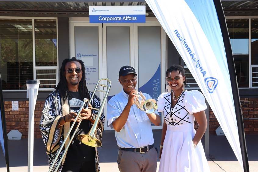 Mmoloki Gaserekwe (middle) with Lukhanyo Sojola (left) and Tsholofelo Nakanyane at the instrument handover ceremony.
