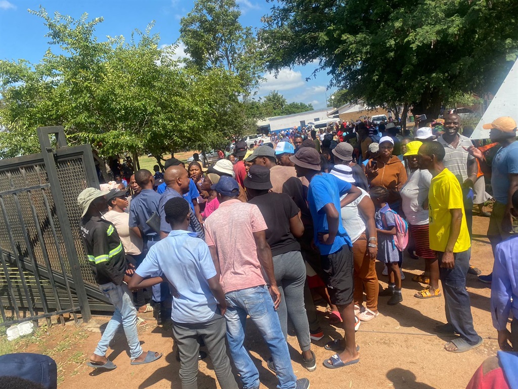 Over 200 outraged parents disrupted Phutha Primary School in Klipgat. Photo by Keletso Mkhwanazi