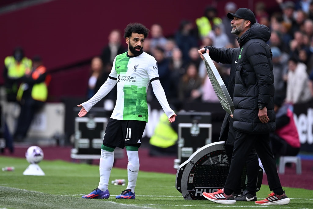 LONDON, ENGLAND - APRIL 27: Mohamed Salah of Liverpool argues with Jurgen Klopp, Manager of Liverpool on the touch line ahead of a substitution during the Premier League match between West Ham United and Liverpool FC at London Stadium on April 27, 2024 in London, England. (Photo by Justin Setterfield/Getty Images)