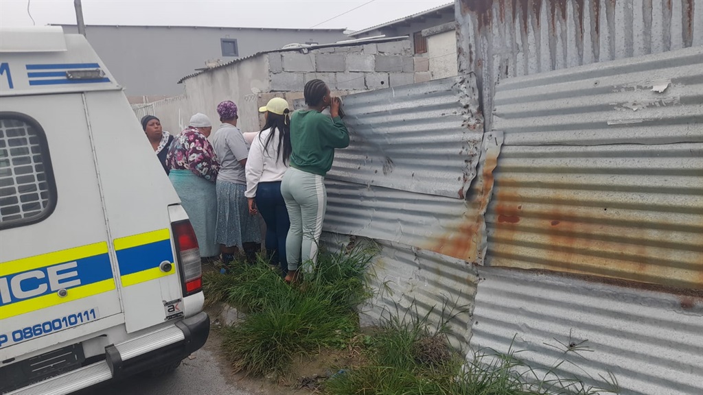 Residents came out in numbers after the body of a woman was found in a toilet. Photo by Lulekwa Mbadamane