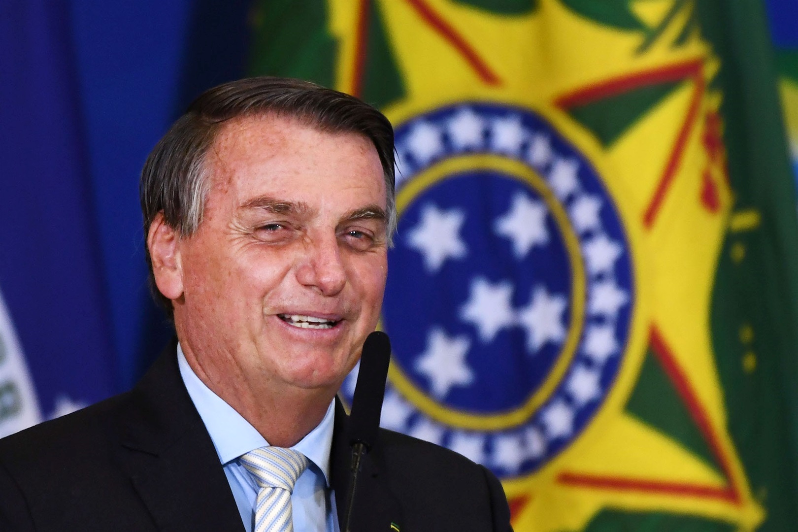 Brasil memberikan Bolsonaro ‘medali jasa adat’