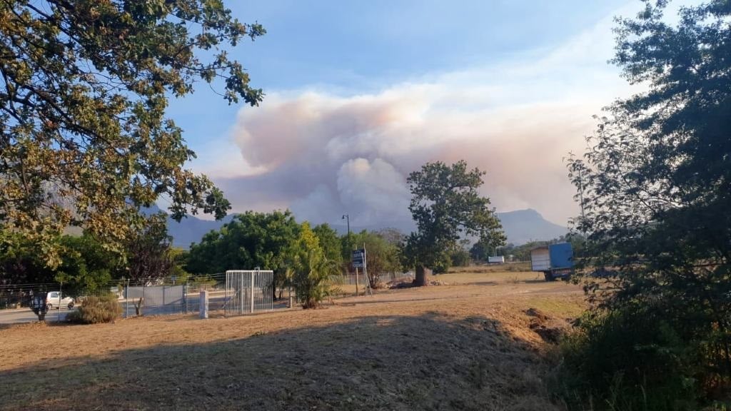 The veld fire that has now spread into the Jonkershoek Valley in Stellenbosch.