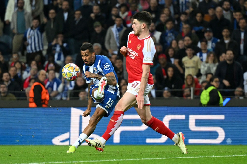 PORTO, PORTUGAL - FEBRUARY 21: Galeno of FC Porto scores his teams first goal whilst under pressure from Declan Rice of Arsenal during the UEFA Champions League 2023/24 round of 16 first leg match between FC Porto and Arsenal FC at Estadio do Dragao on February 21, 2024 in Porto, Portugal. (Photo by Michael Regan/Getty Images)