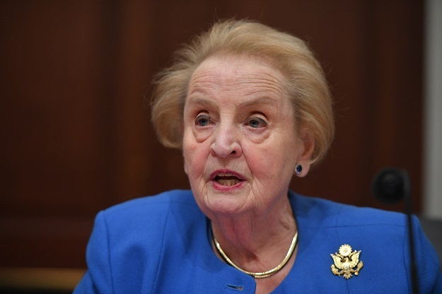 ANALISIS |  Madeleine Albright melihat AS sebagai ‘negara yang sangat diperlukan’ dan ekspansi NATO sebagai hal yang penting