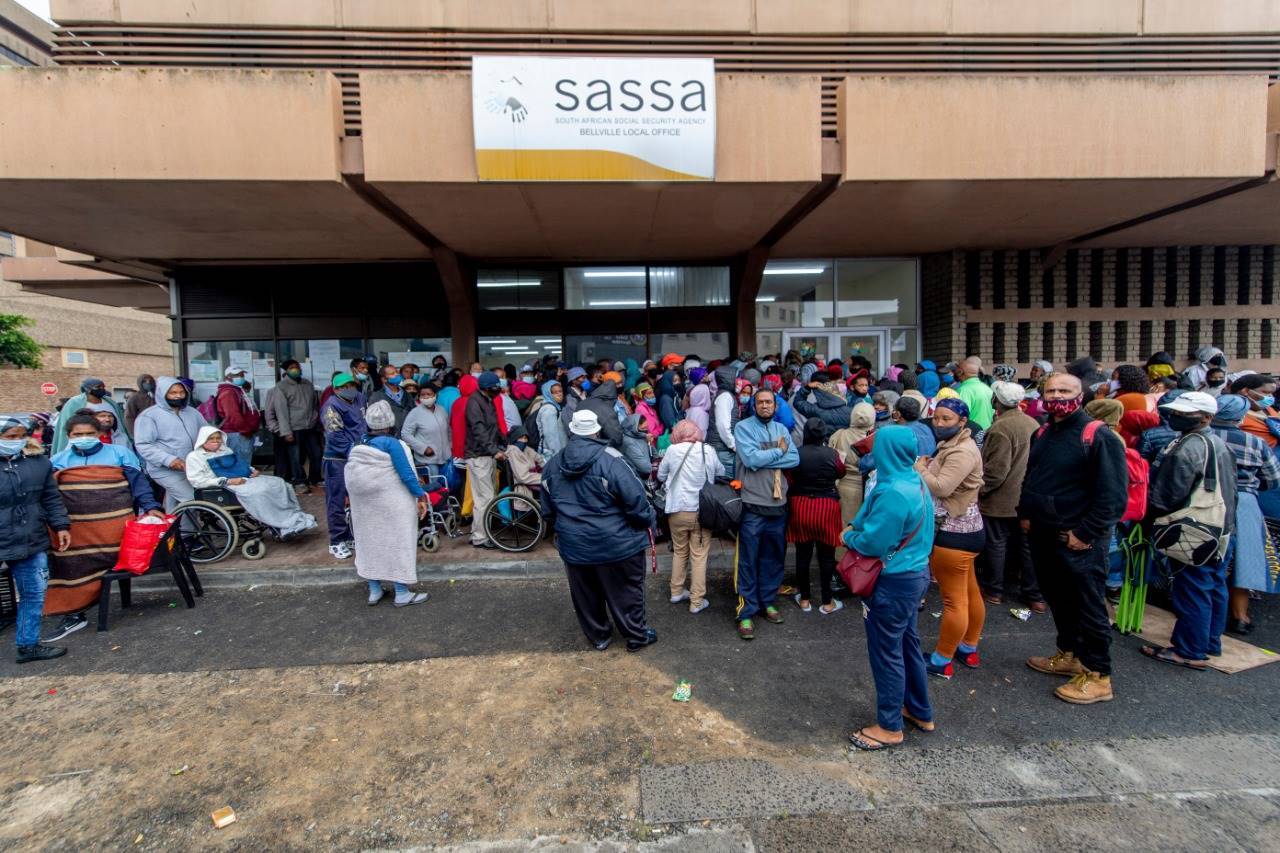 Mense staan tou voor die Sassa-kantoor in Bellville.  Foto: Jaco Marais