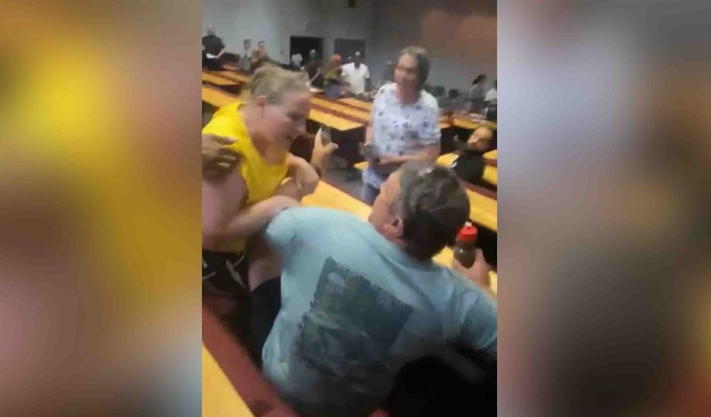 News24 | WATCH | 'Gun' pointed at Roodepoort residents' association chair as tempers fray over electricity