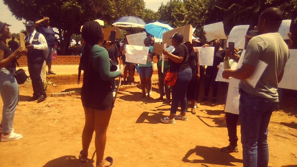 Moloto residents picketing outside the KwaMhlanga Magistrates Court, demanding that the suspect shouldn't get bail. Photo by Bongani Mthimunye