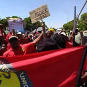 Municipal workers take to the streets to demand the resignation of Mayor Khalipha