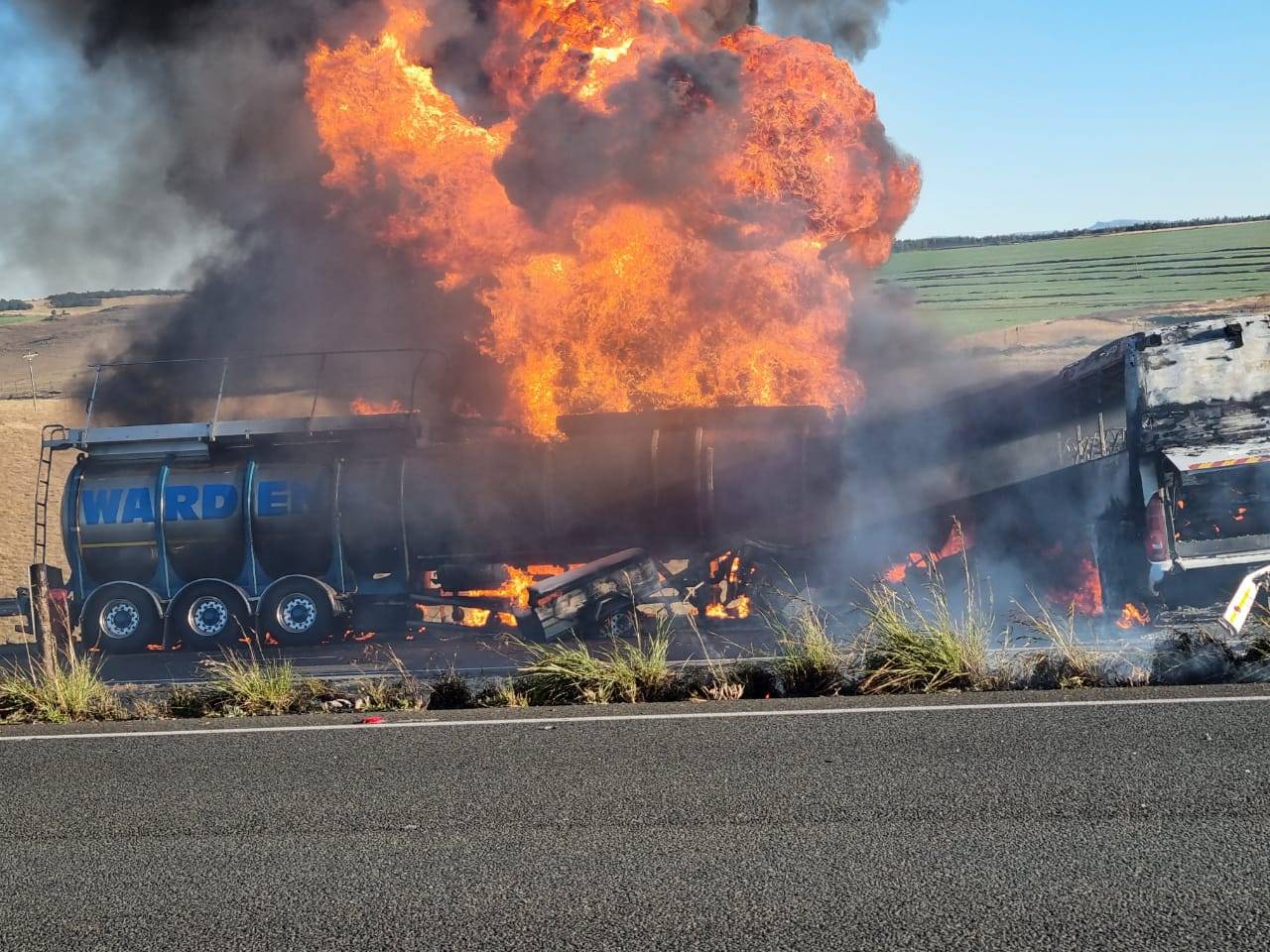Аварии взрывы катастрофы. В ЮАР взорвался бензовоз.