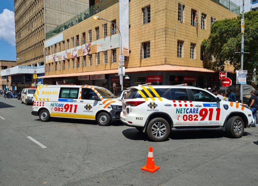 ’n Man is Woensdag in Braamfontein dood toe hy midde-in ’n betoging deur rubberkoeëls getref is.  Foto: Netcare-911