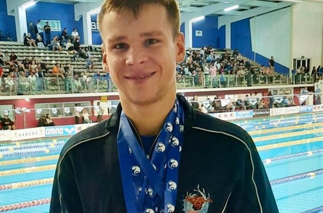 Bloem-man (21) ryg swemmedaljes in – 20 j. ná hy as kind byna verdrink