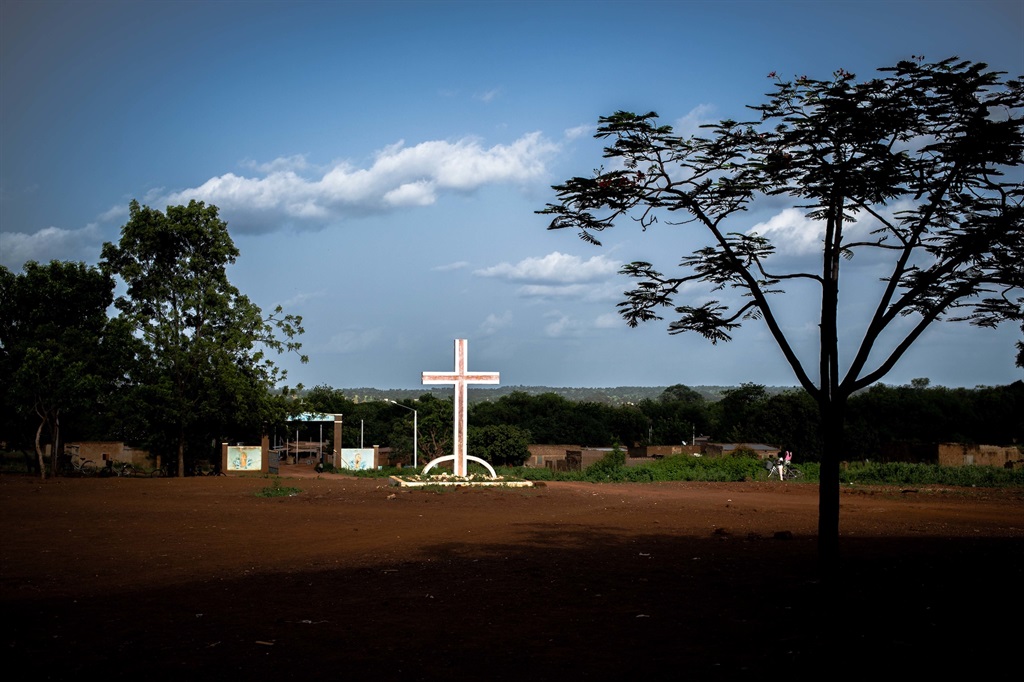 Una cruz cristiana en Dano, Burkina Faso, vista en julio de 2014. (Foto de Simone Bergamaschi/NurPhoto) (Foto de NurPhoto/NurPhoto vía Getty Images)