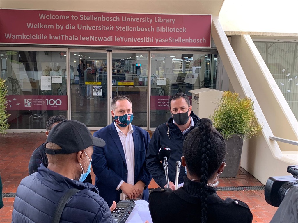 John Steenhuisen, DA-leier, Woensdag in gesprek met die media ten tyde van sy besoek aan die Universiteit Stellenbosch. Foto: Twitter/Democratic Alliance