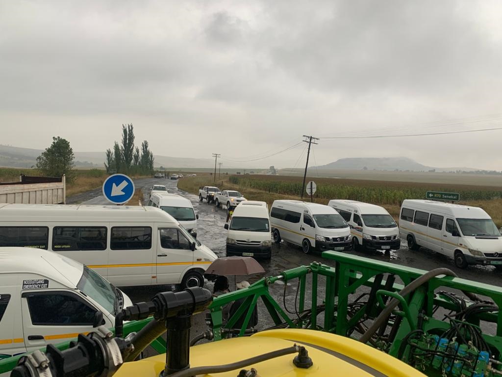 Free State farmers and taxi drivers block R26 road