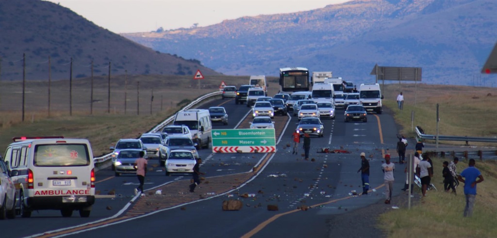 The devastated residents of N8 Park skwada camp closed the busiest N8 highway between Botshabelo and Bloemfontein.

Photo: Joseph Mokoaledi 
