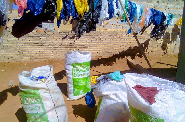 Plastic wash with Mbali and Phumudzo (Photo:Suppli