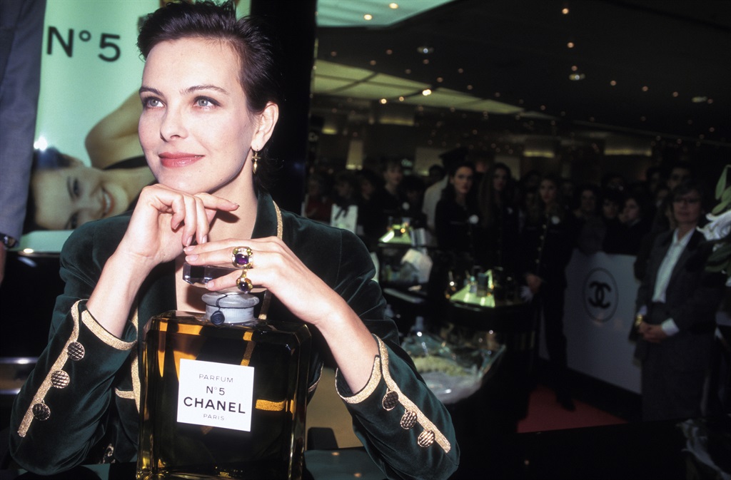 Carole Bouquet dÃ©dicace le parfum NÂ°5 de Chanel 