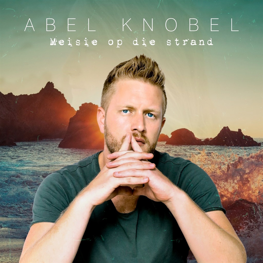 Met sy nuwe enkelsnituitreiking, “Meisie op die strand”, vier The Voice SA se Abel Knobel 10 jaar in die bedryf. Foto: Verskaf